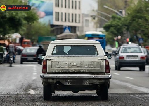 وانت پیکان کثیف در حال حرکت در خیابان های تهران که باعث آلودگی هوا می شود