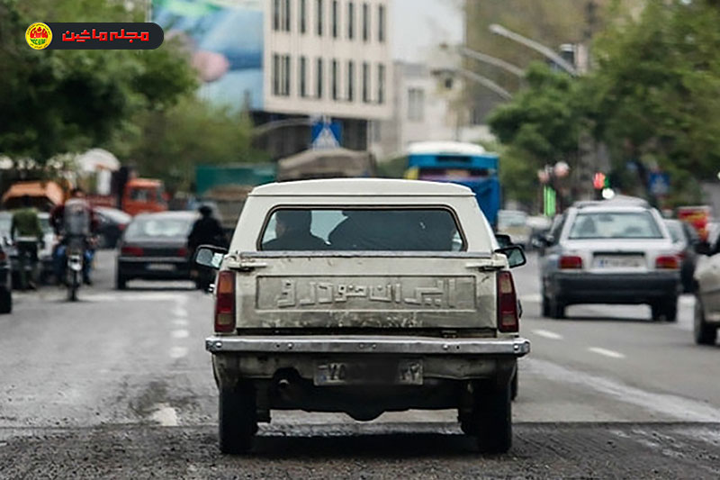 وانت پیکان کثیف در حال حرکت در خیابان های تهران که باعث آلودگی هوا می شود