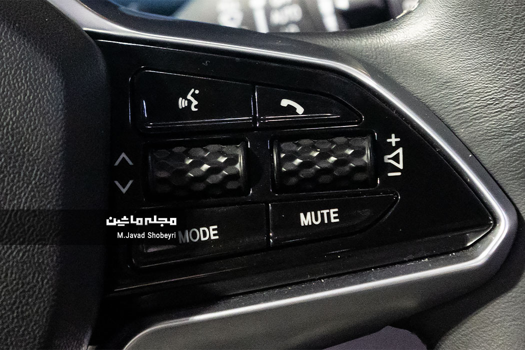کلیدهای سیتم صوتی بر روی قسمت راست فرمان خودروی برقی اسکا ول ایی‌تی5