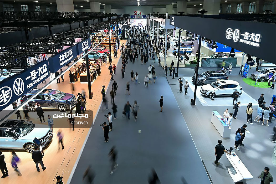 بازدید کنندگان در غرفه گروه فواکس وتگن در طول نمایشگاه خودرو گوانگژو 2023