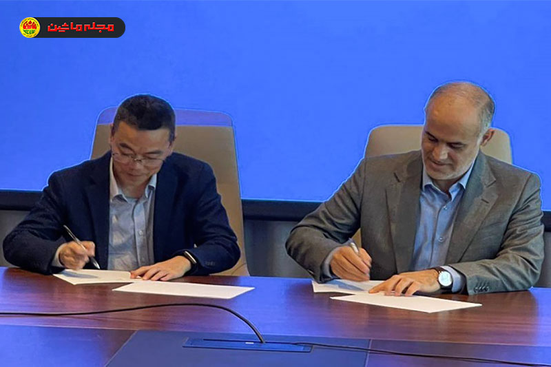 مدیرعامل گروه صنعتی ایران‌خودرو در حال امضا تفاهم نامه با مدیرعامل یکی از بزرگ‌ترین سازندگان گیربکس خودرو در کشور چین