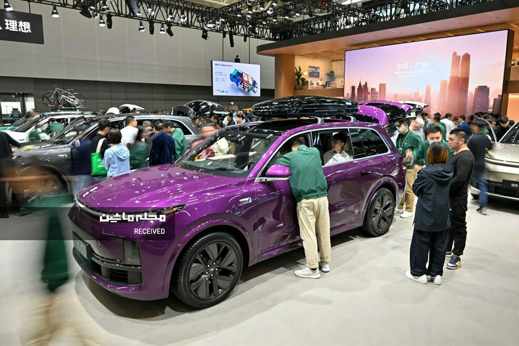 مردم در حال بازدید از خودروی انرژی محصول جدید شرکت خودروسازی لی اتو در طول نمایشگاه خودرو گوانگژو 2023