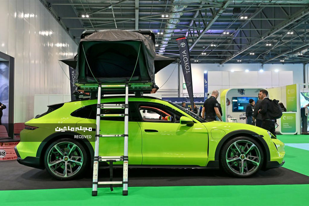 نمای جانبی پورشه تایکان برقی با چادر سقفی در نمایشگاه خودروهای الکتریکی لندن 2023