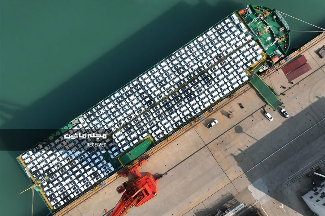 نمای هوایی از خودروهای بارگیری شده بر روی یک کشتی