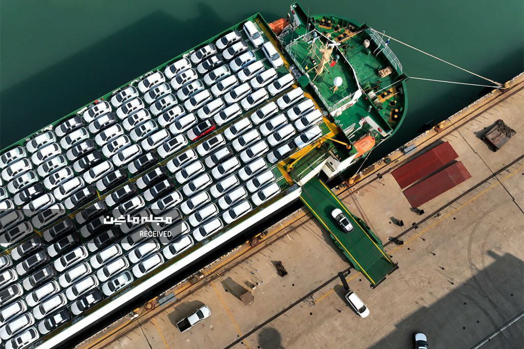 نمای هوایی از وسایل نقلیه بارگیری شده بر روی یک کشتی برای صادرات در بندر لیان یونگانگ