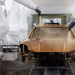 پانامرا 2024 در حال رنگ شدن با ربات به رنگ طلایی متالیک مادیرا تولید شده در لایپزیگ