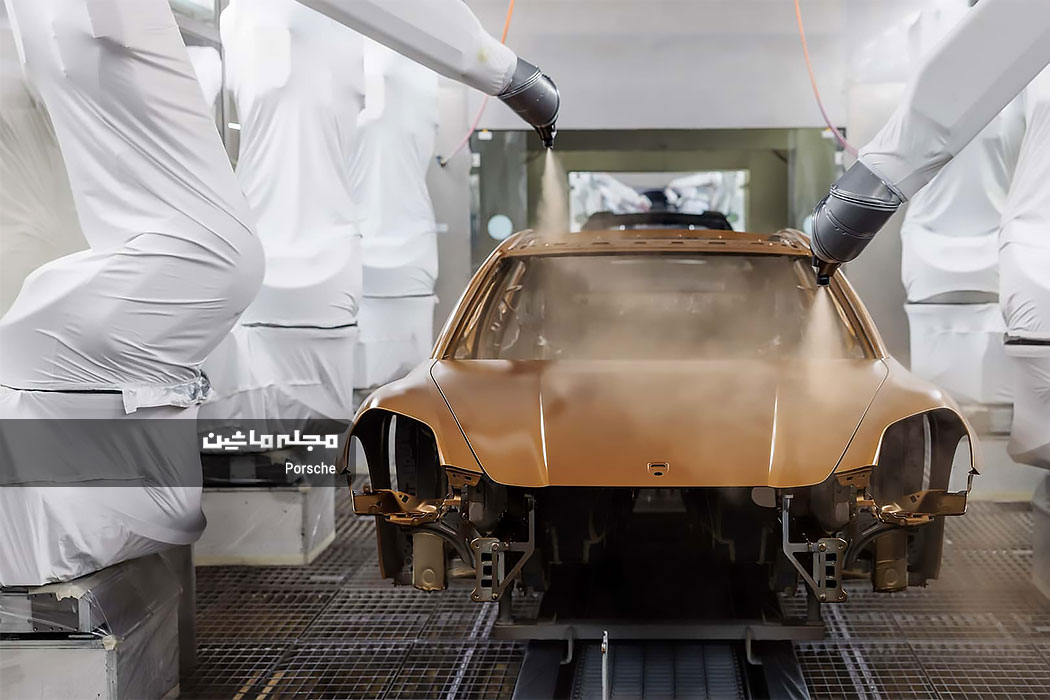 پورشه پانامرا 2024 در حال رنگ شدن با ربات به رنگ طلایی متالیک مادیرا تولید شده در لایپزیگ