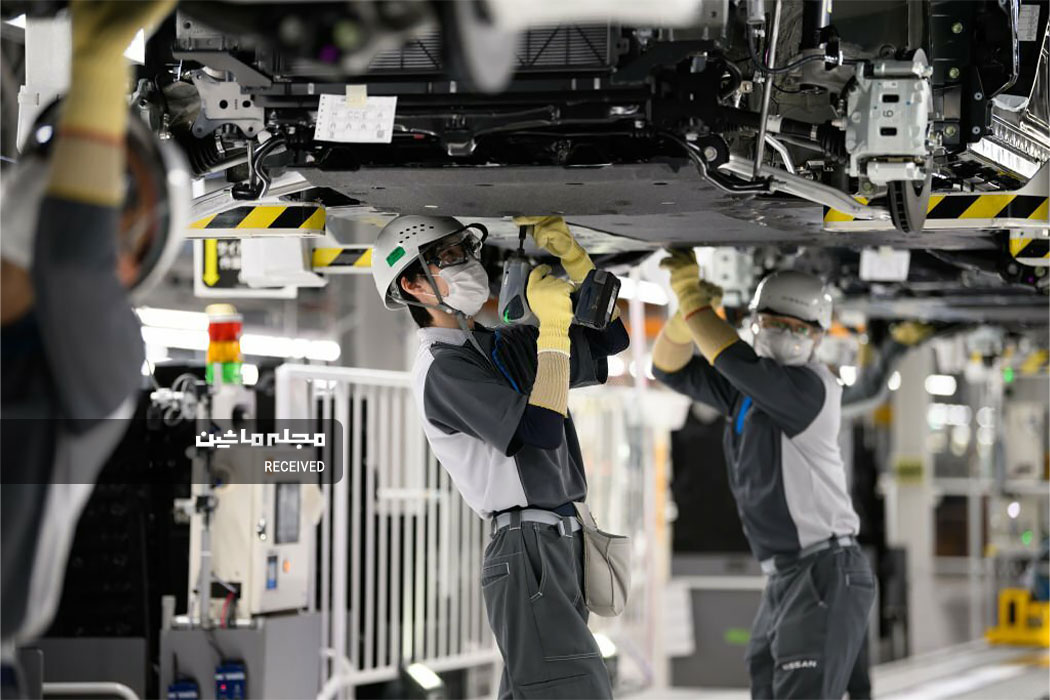 کارگران خودروهای کراس اوور برقی شرکت نیسان موتور را در خط تولید کارخانه هوشمند نیسان مونتاژ می کنند