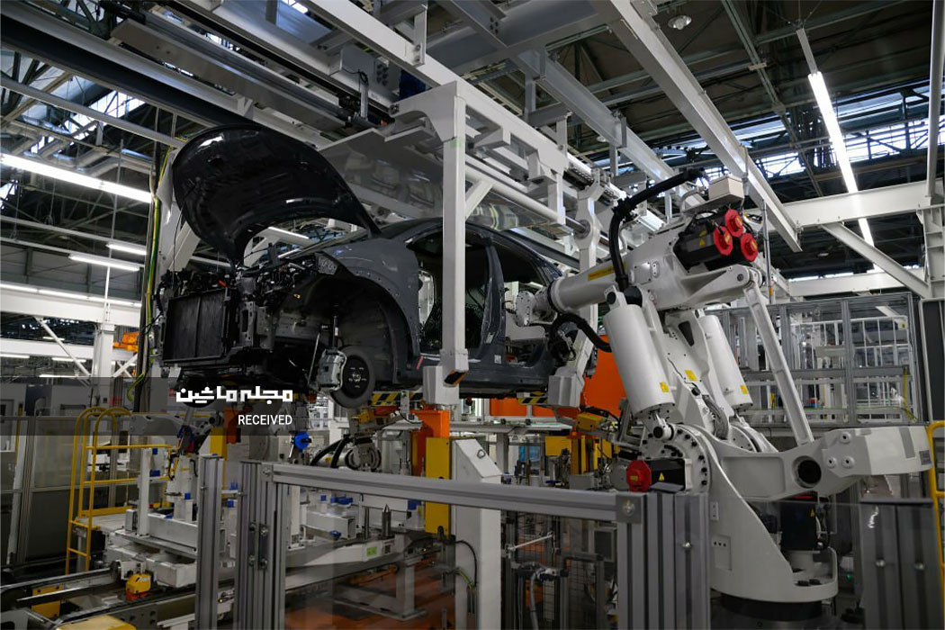 کراس اوور برقی شرکت نیسان موتور که توسط روبات ها در خط تولید کارخانه هوشمند نیسان مونتاژ شده است