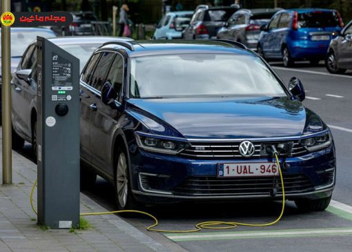 ماشینی در حال شارژ شدن در ایستگاه شارژ در بلژیک