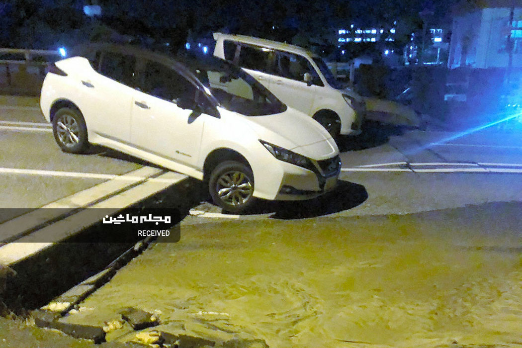 خودروها در یک جاده آسیب دیده پس از چندین زمین لرزه قوی در ژاپان