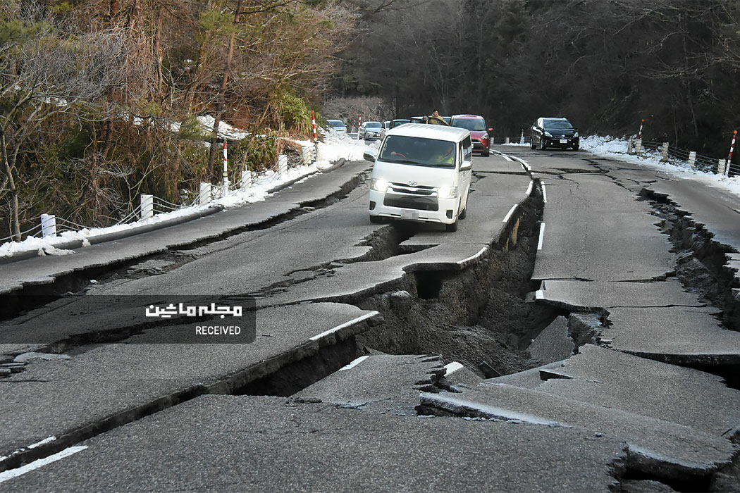 خودروها گیر کرده در شکاف‌ها بعد از زلزله ژاپن