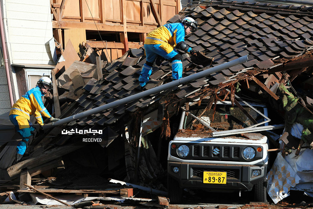 سوزوکی جیمنی و افسران پلیس به دنبال بازماندگان در یک خانه فروریخته پس از زمین لرزه های قوی چند روز
