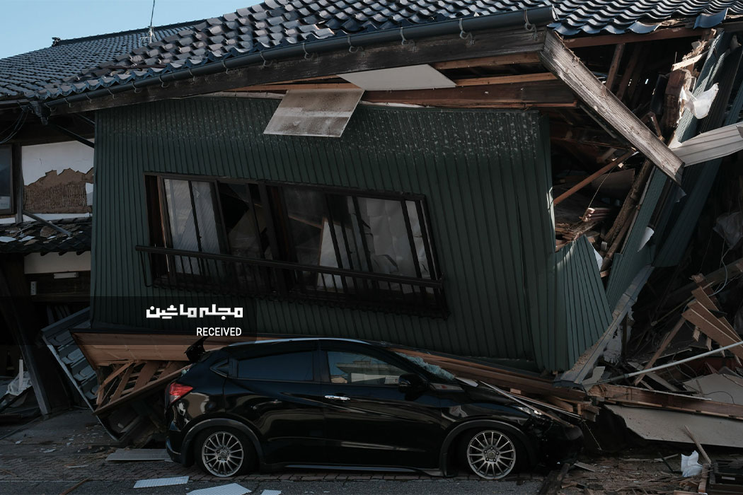 ماشین آسیب دیده در زیر یک خانه فروریخته در پی زلزله در نانائو استان ایشیکاوا ژاپن