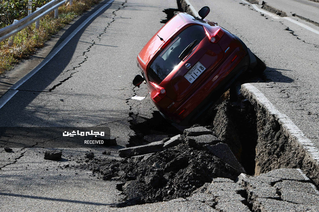 نیسان جوک سقوط کرده در شکاف ایجاد شده در زمین بعد از زلزله در ژاپن
