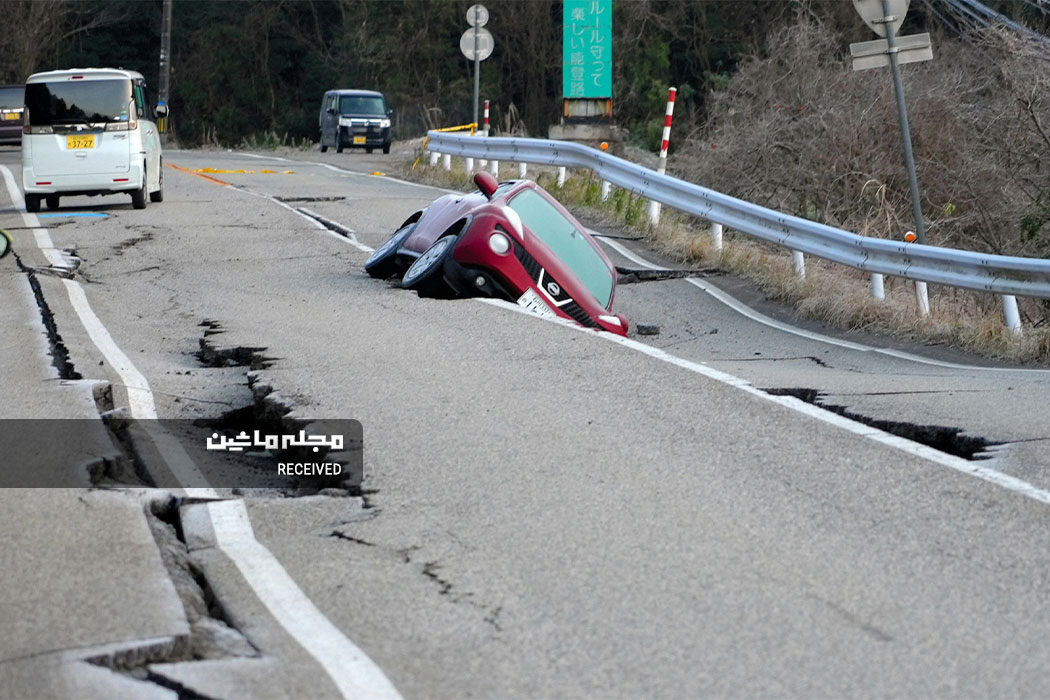 نیسان جوک سقوط کرده در شکاف بعد از زلزله در ژاپن