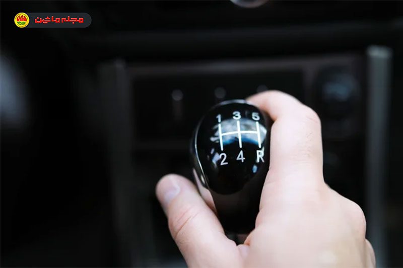 اگر هنگام حرکت دنده را در حالت عقب قرار دهید چه اتفاقی می‌افتد؟