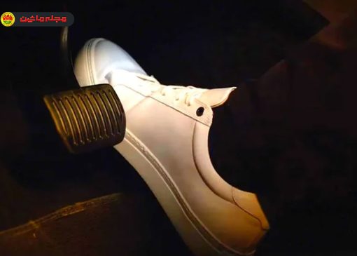 رانندگی با یک پدال (One-Pedal Driving) یکی از فناوری‌های نوین در خودروهای برقی و هیبریدی قابل شارژ (Plug-in Hybrid) است که به راننده اجازه می‌دهد تنها با رها کردن پدال گاز، خودرو را متوقف کند؛ بدون نیاز به فشردن ترمز.