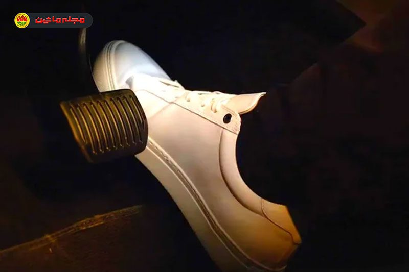 رانندگی با یک پدال چیست و چرا چین در حال محدود کردن آن است؟ رانندگی با یک پدال (One-Pedal Driving) یکی از فناوریهای نوین در خودروهای برقی و هیبریدی قابل شارژ (Plug-in Hybrid) است که به راننده اجازه میدهد تنها با رها کردن پدال گاز، خودرو را متوقف کند؛ بدون نیاز به فشردن ترمز.